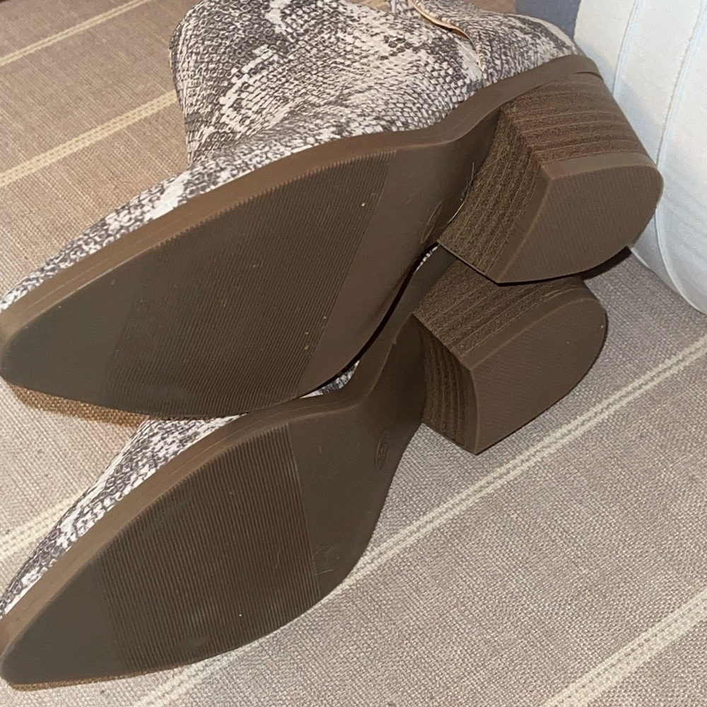 Universal Thread Snake Skin Booties size 6